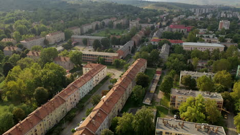 zona suburbana con mucho verde alrededor de las casas