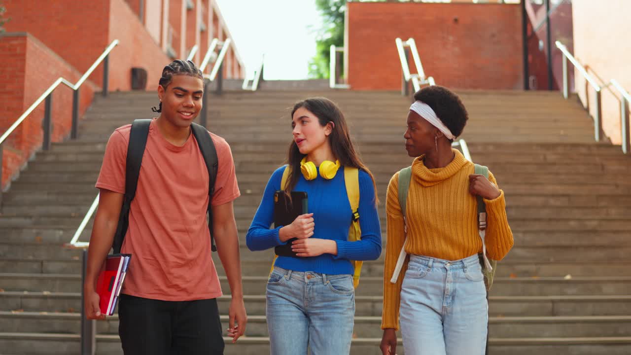 grupo de estudiantes en el campus