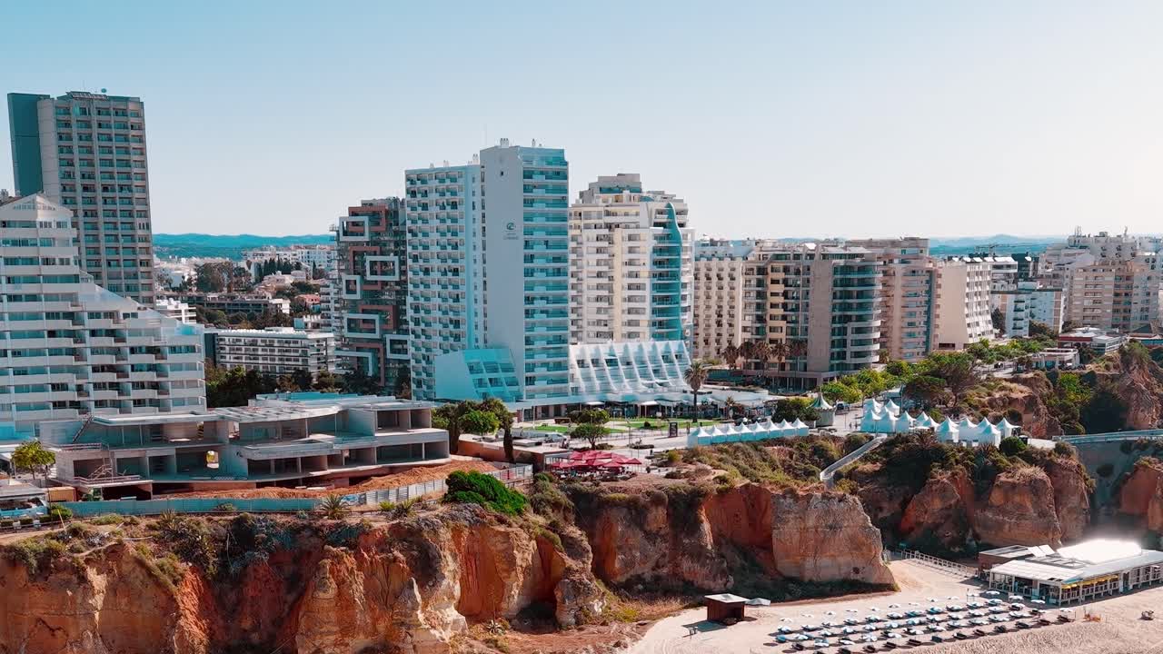Vista costiera di edifici e scogliere in Portogallo durante una giornata di sole