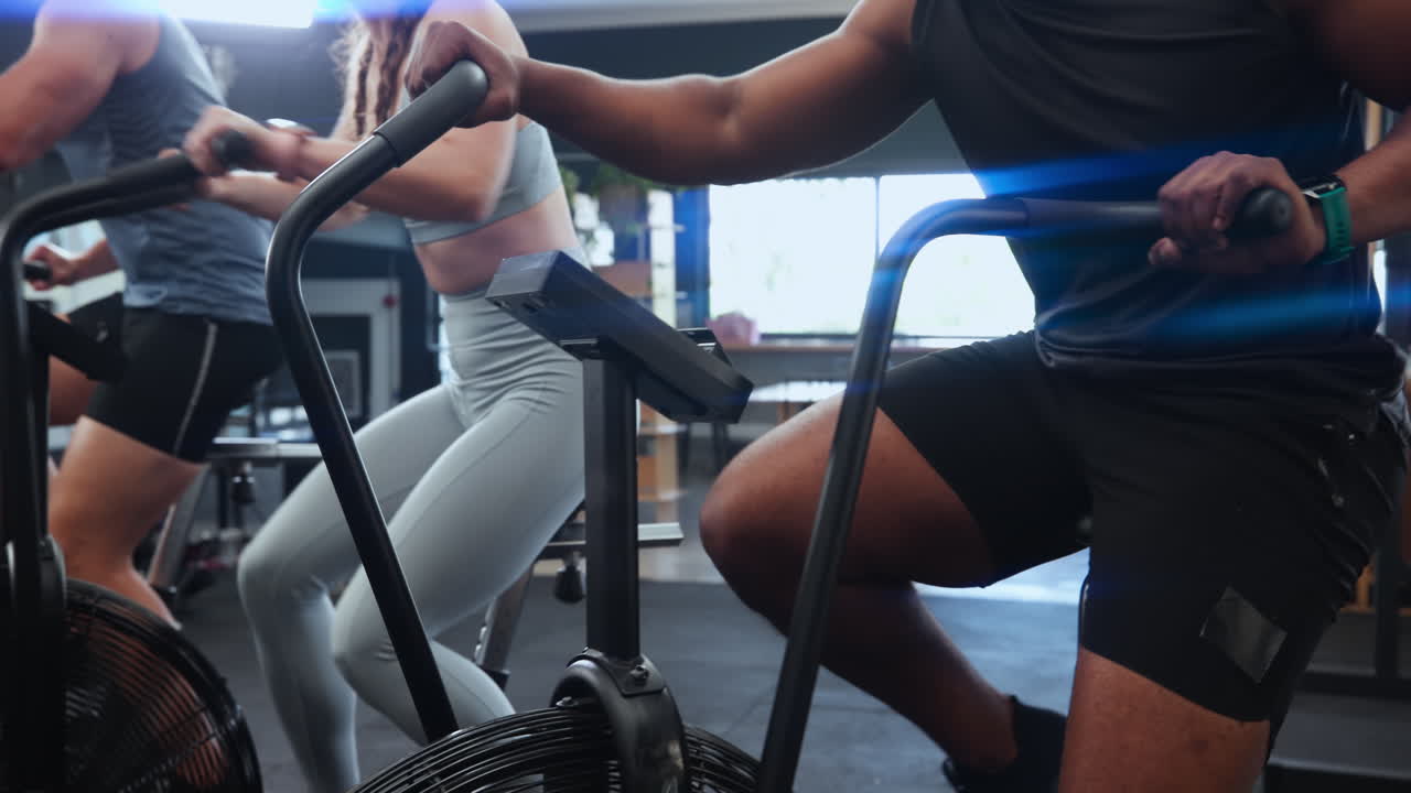 정지 자전거에서 그룹 운동 세션