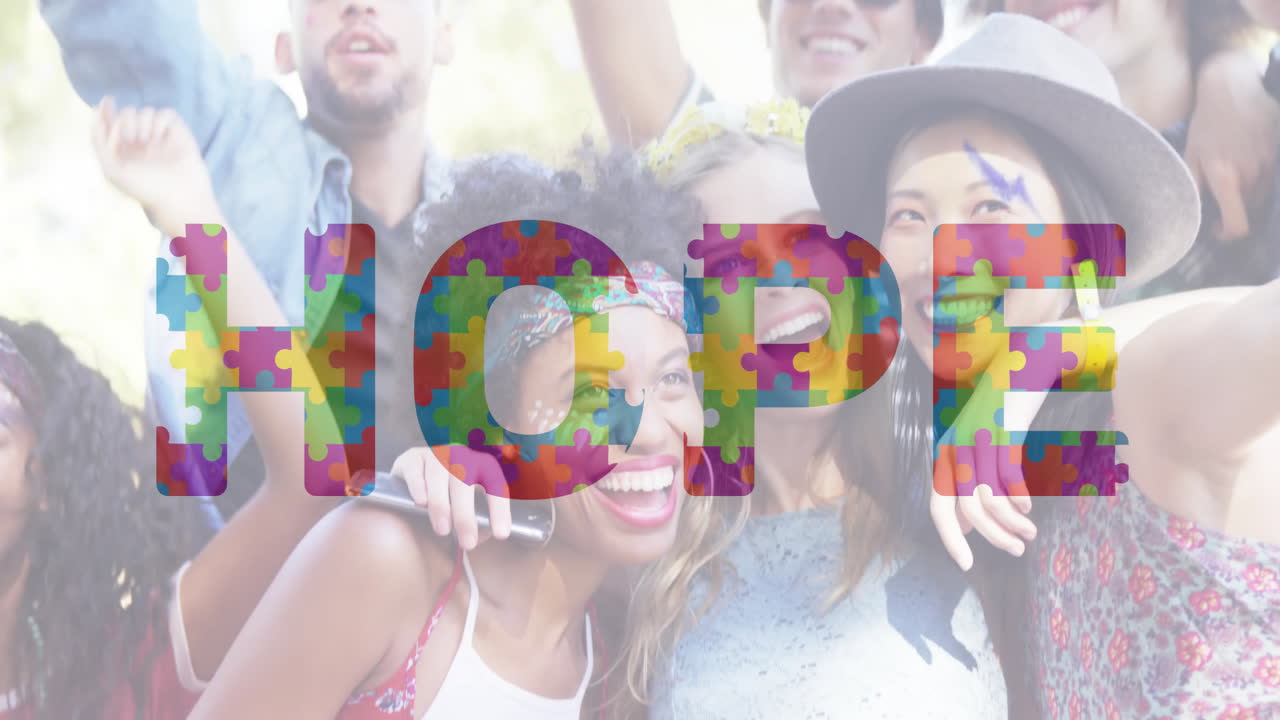 animación de texto de esperanza sobre un grupo diverso de amigos celebrando al aire libre