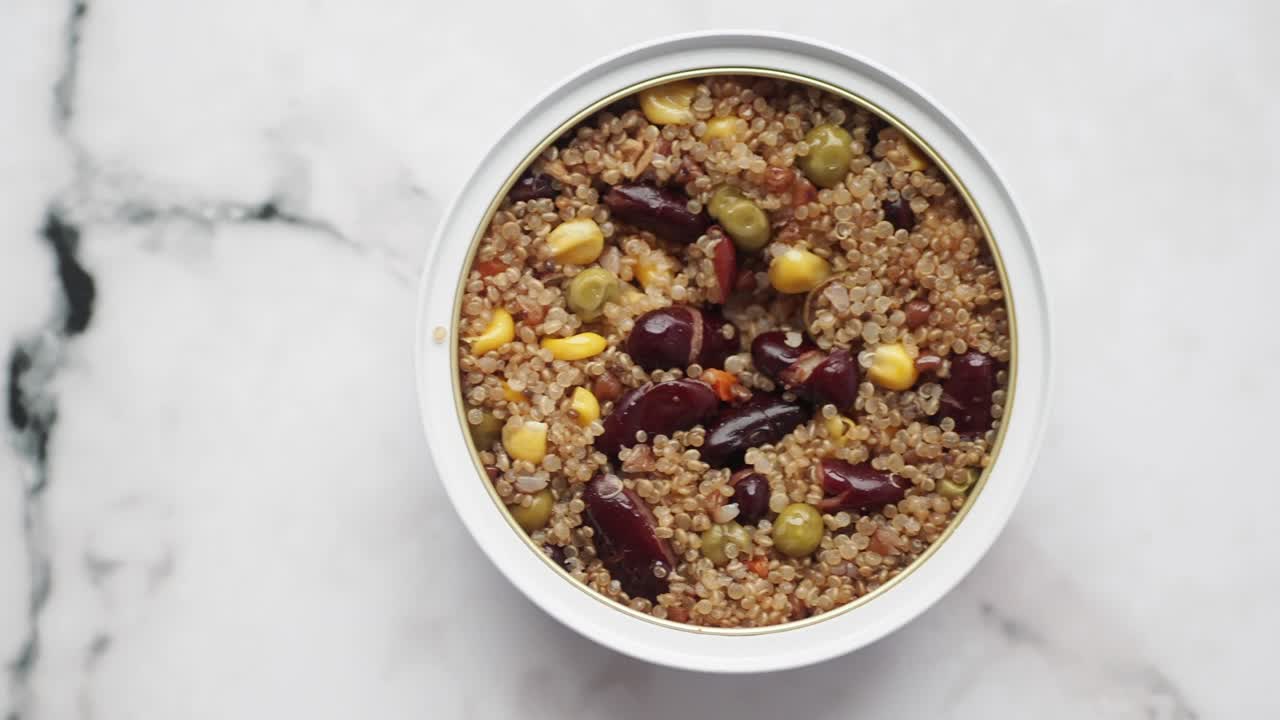quinoa enlatada con frijoles, maíz y guisantes