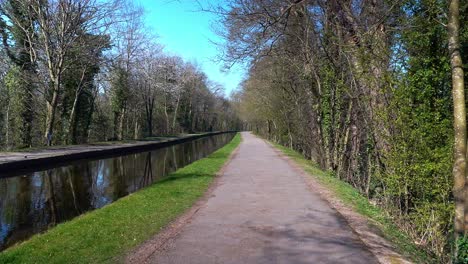 caminando por el sendero del famoso acueducto pontcysyllte en la ruta del canal llangollen en la hermosa campiña galesa