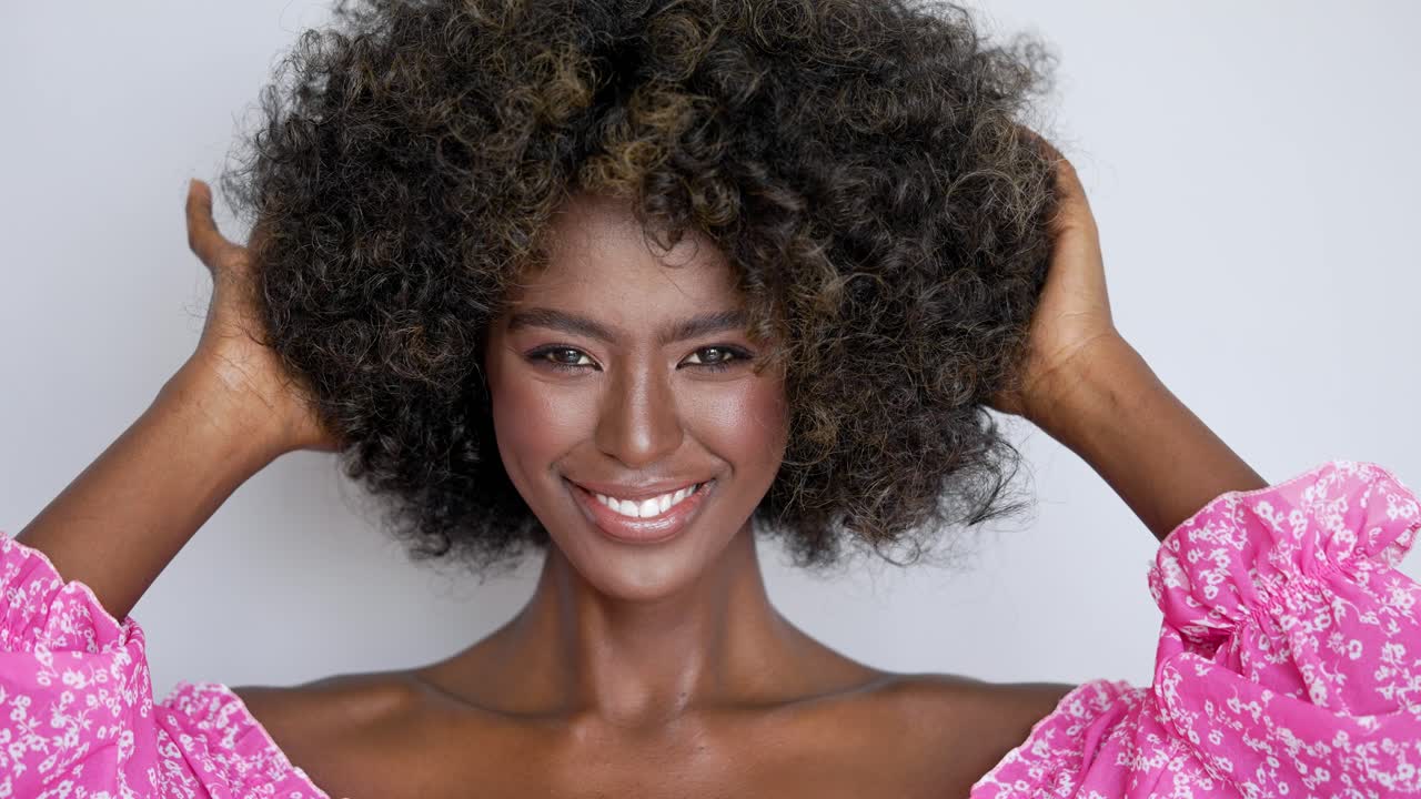 곱슬머리 를 가진 아름다운 여자