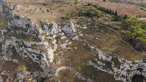 Paisaje-Rocoso-De-La-Reserva-Natural-Del-Cañón-Cavagrande-Del-Cassibile-Con-Vegetación-A-La-Luz-Del-Día-En-Siracusa,-Italia