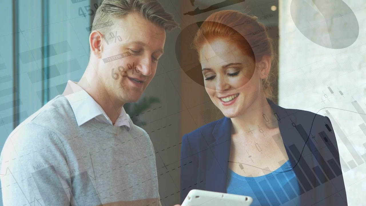 Vertikal video: Mand tapper på tablet, hun læner sig ved vinduet, overlay-diagrammer gennemgår forretningsdata.