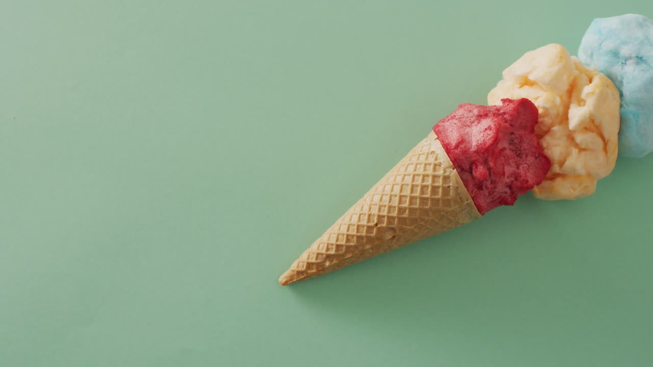 видео конуса с мороженым, лежащим на зеленой поверхности