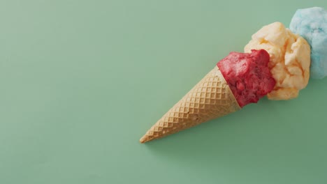 video del cono con helados tendidos en la superficie verde