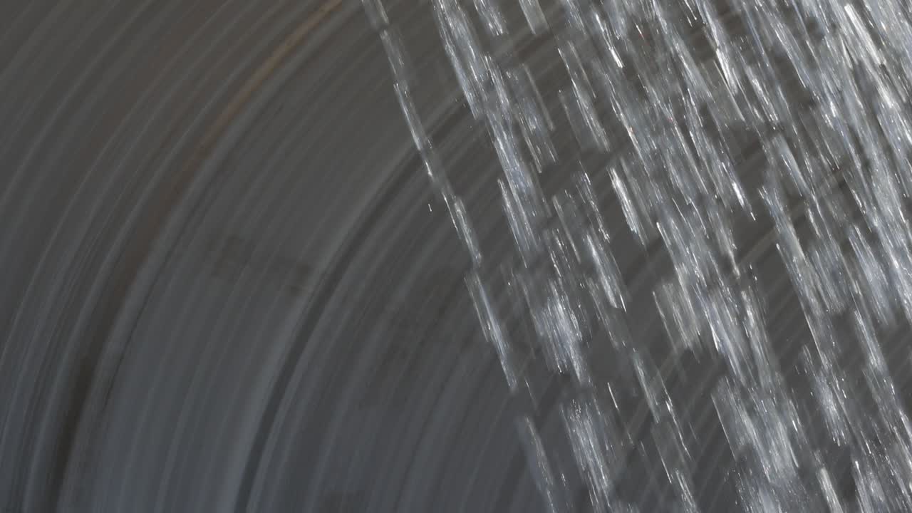 분수에서 흐르는 물