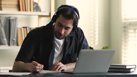 el tipo usa auriculares estudiando escucha tutor en línea o curso de audio