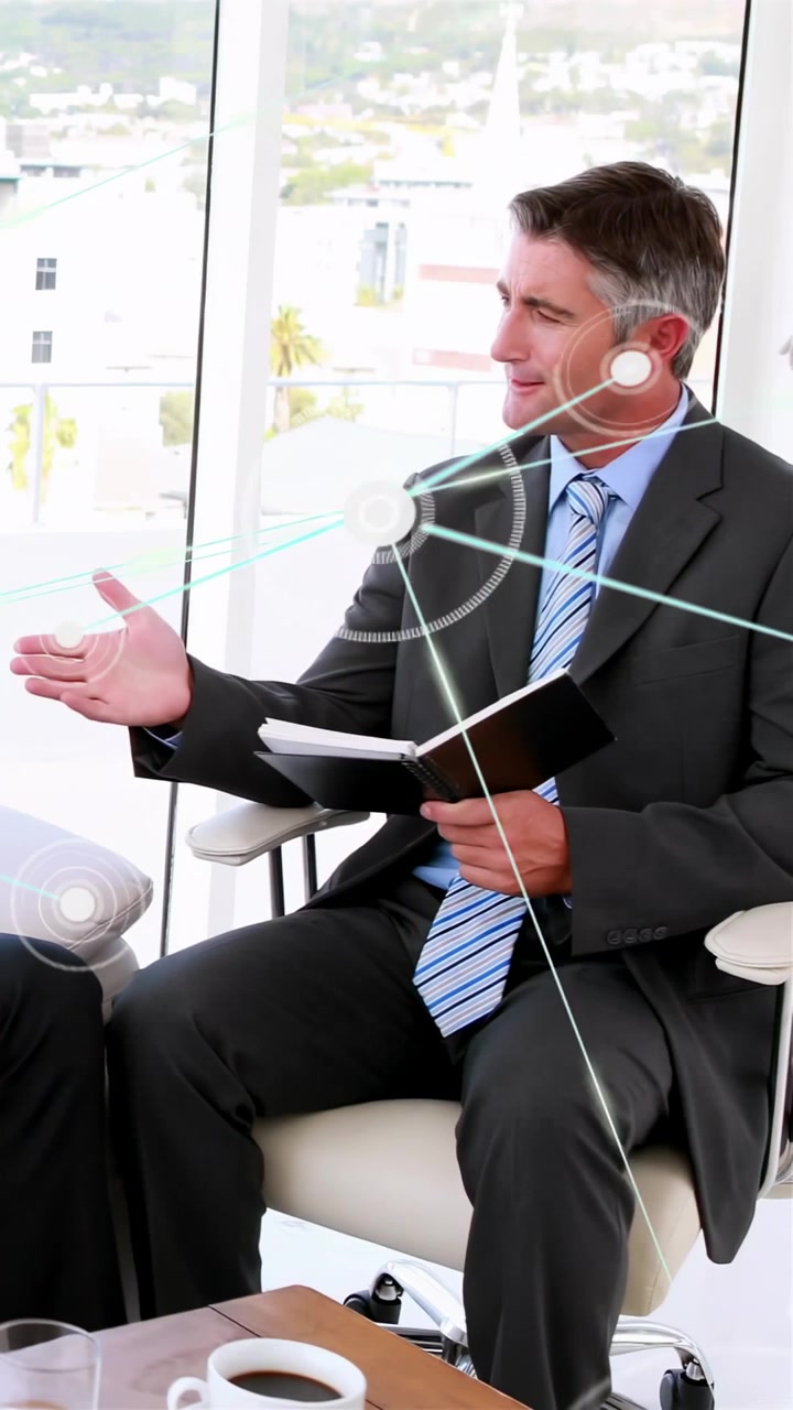 Video verticale: Uomo con notebook che alza la mano, avviando un HUD che si sovrappone al busto mentre conduce una conversazione d'affari.