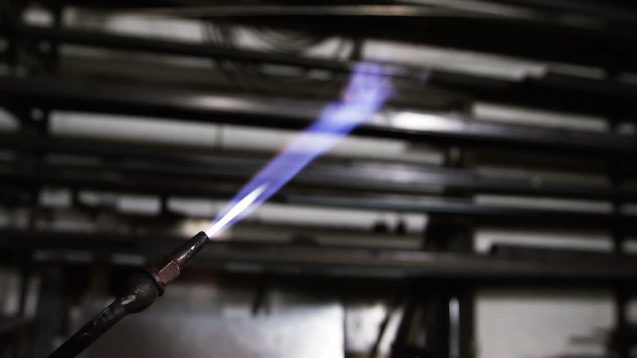 Primo piano della fiamma sulla torcia di saldatura