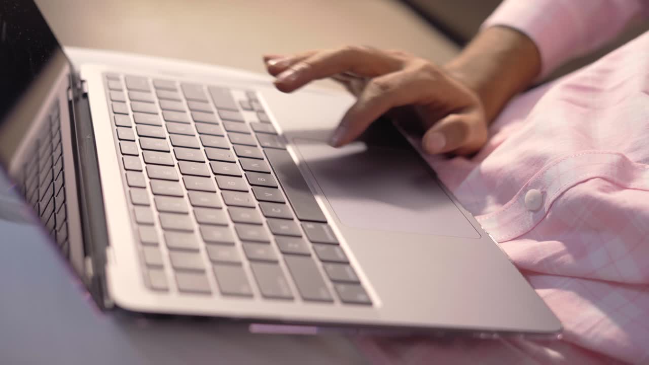 manos trabajando en la computadora portátil extream closeup clip largo