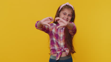niño preadolescente sonriente niña niño hace un gesto de corazón demuestra un signo de amor expresa buenos sentimientos