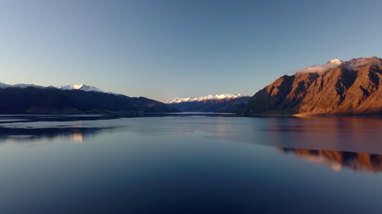 Jezero Hawea a Jižní Alpy.