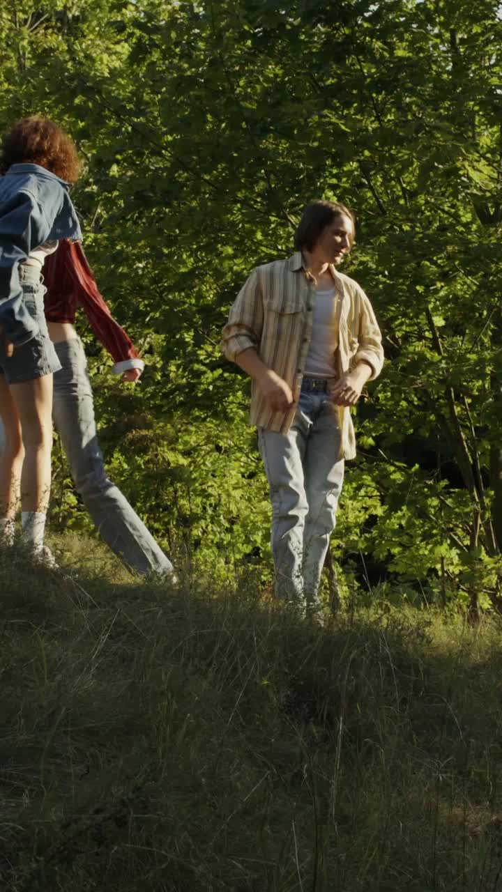 Venner som nyter en solskinnsdag i parken