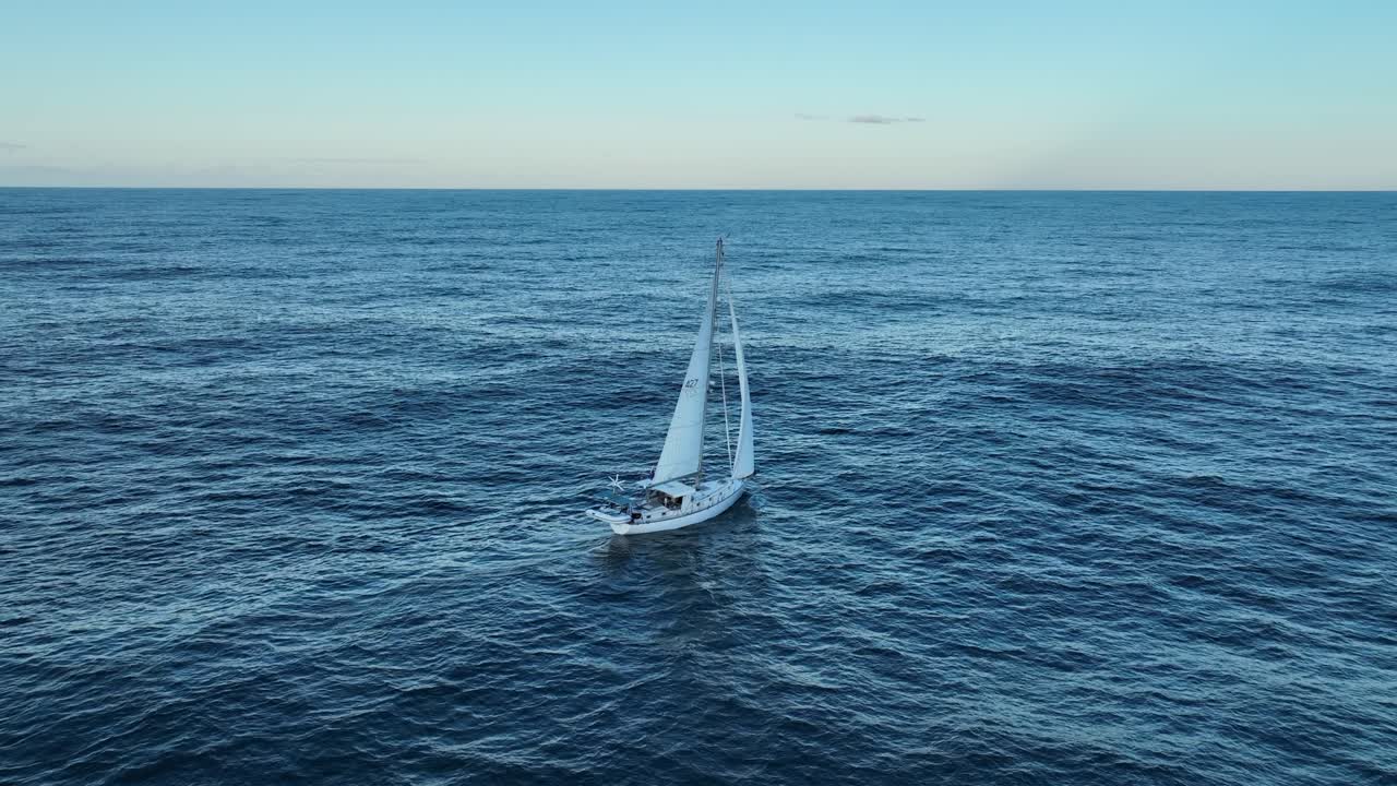 disparo rotacional de drones de un solo yate de vela solitario en el océano, a toda vela