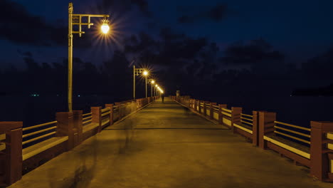 Un-Lapso-De-Tiempo-De-4k-Del-Amanecer-Sobre-Un-Muelle-En-El-Sur-De-Tailandia