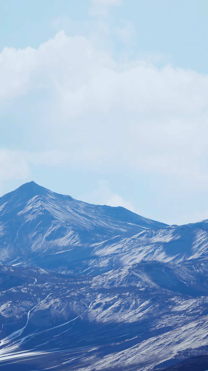 눈 인 산꼭대기 의 전망
