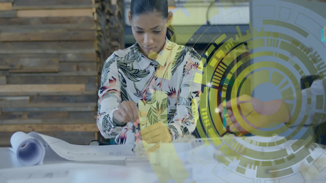 animación de escaneo de alcance y procesamiento de datos sobre empresaria biracial en la oficina