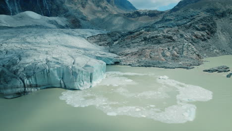 Icebergs-Cayendo-En-El-Agua-Mientras-Un-Glaciar-Se-Derrite-Debido-Al-Cambio-Climático