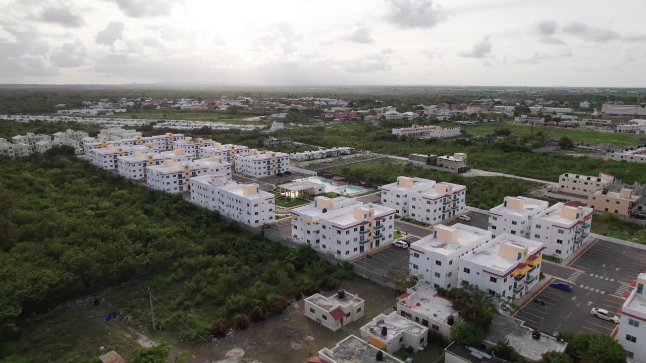 drones aéreos sobrevolando nuevos apartamentos y residencias listos para ser vendidos a compradores en punta cana