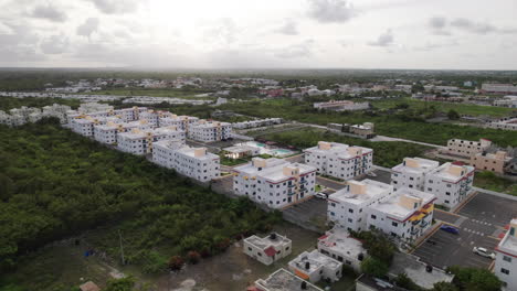 drones aéreos sobrevolando nuevos apartamentos y residencias listos para ser vendidos a compradores en punta cana