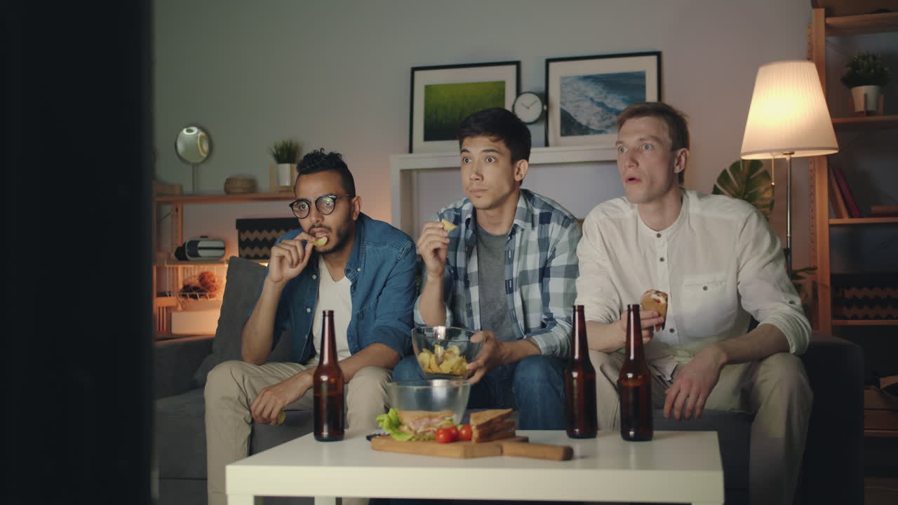 친구들이 집에서 tv를 보고 있습니다.