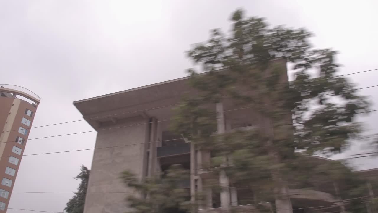 conduciendo a través de las tierras occidentales mirando edificios de construcción