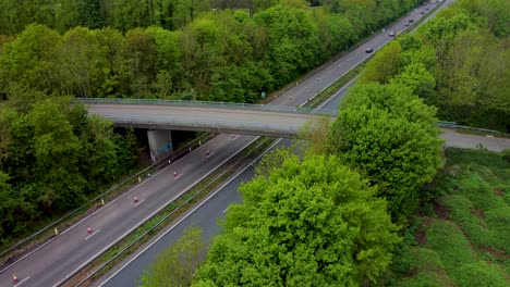 Vista-Estática-De-Drones-De-Automóviles-Que-Viajan-A-Lo-Largo-De-La-Vía-De-Doble-Carril-A2-En-Canterbury-Con-Conos-De-Tráfico-Naranja