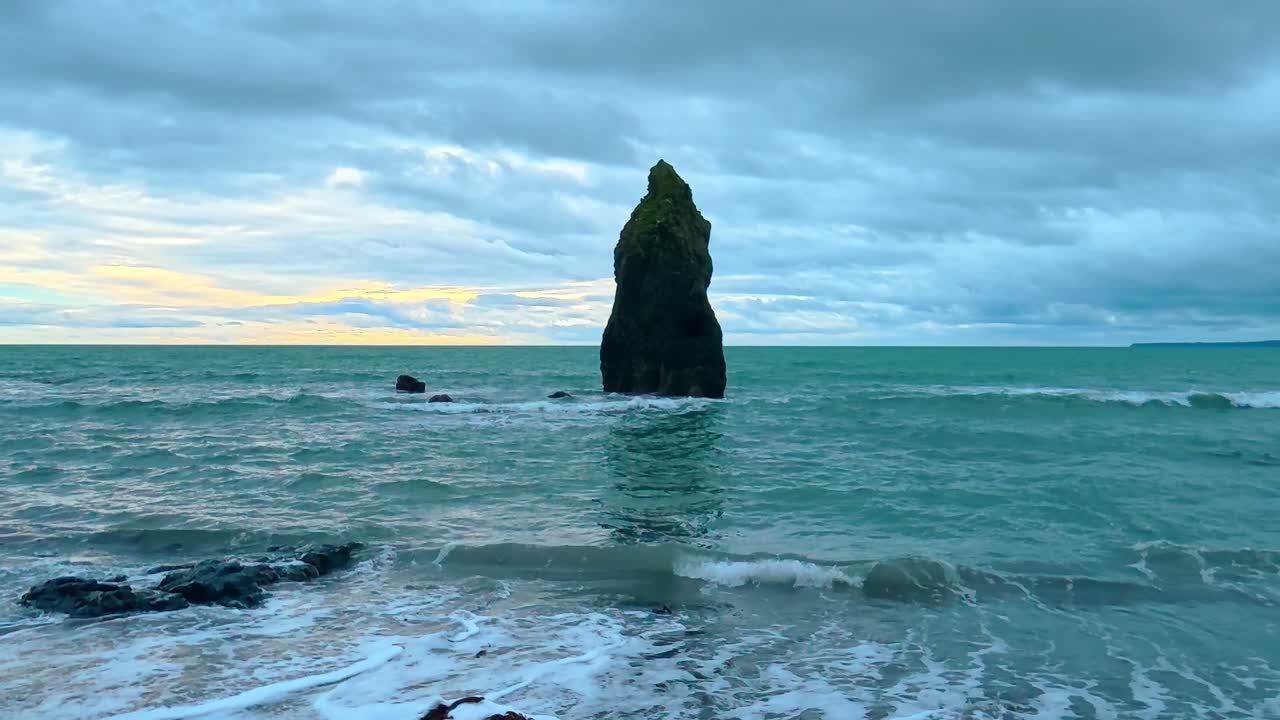 Waterford Epic Locations: Havstak på Copper Coast under indgående tidevand med stemningsfuld himmel på vinterstrand