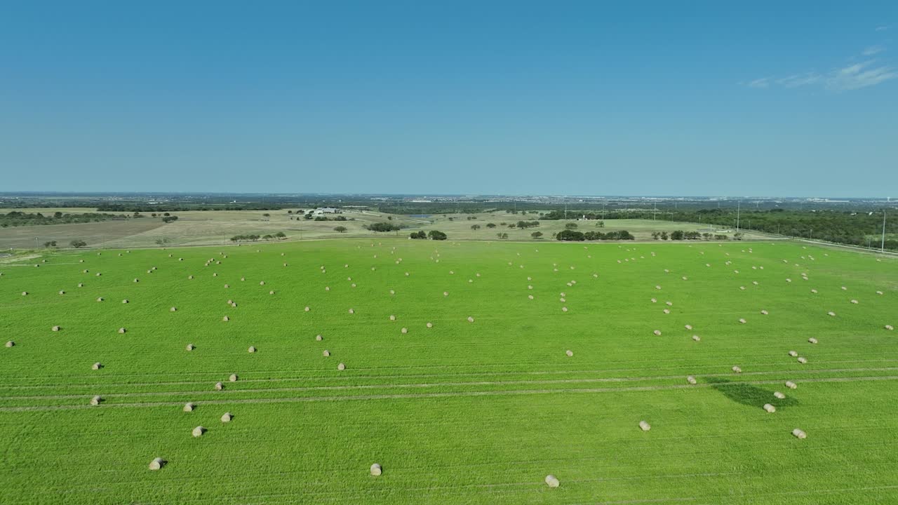 드론 이 시골 의  들 을 날아다니고 있다