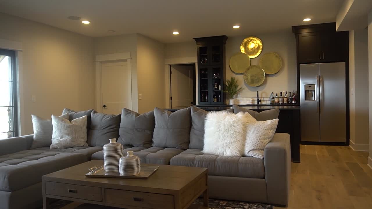 seccional grande en habitación familiar en un sótano