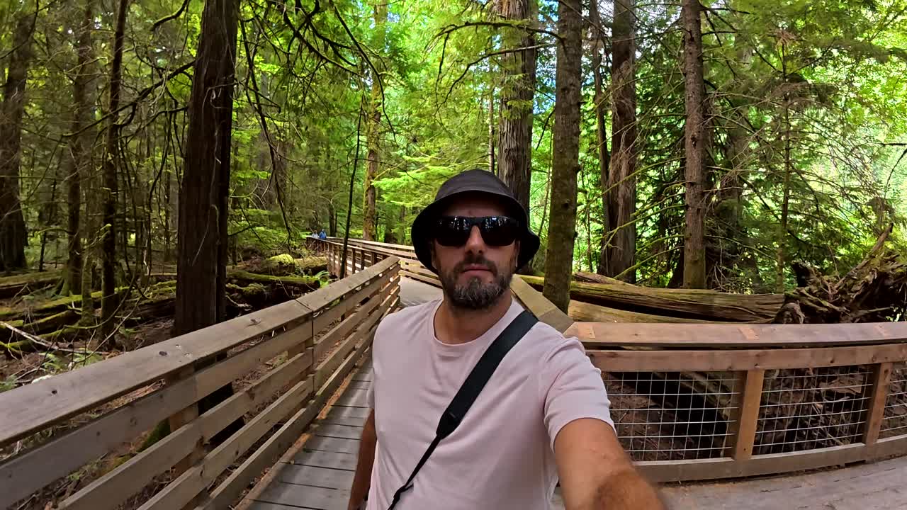 Uomo su una passerella in una foresta