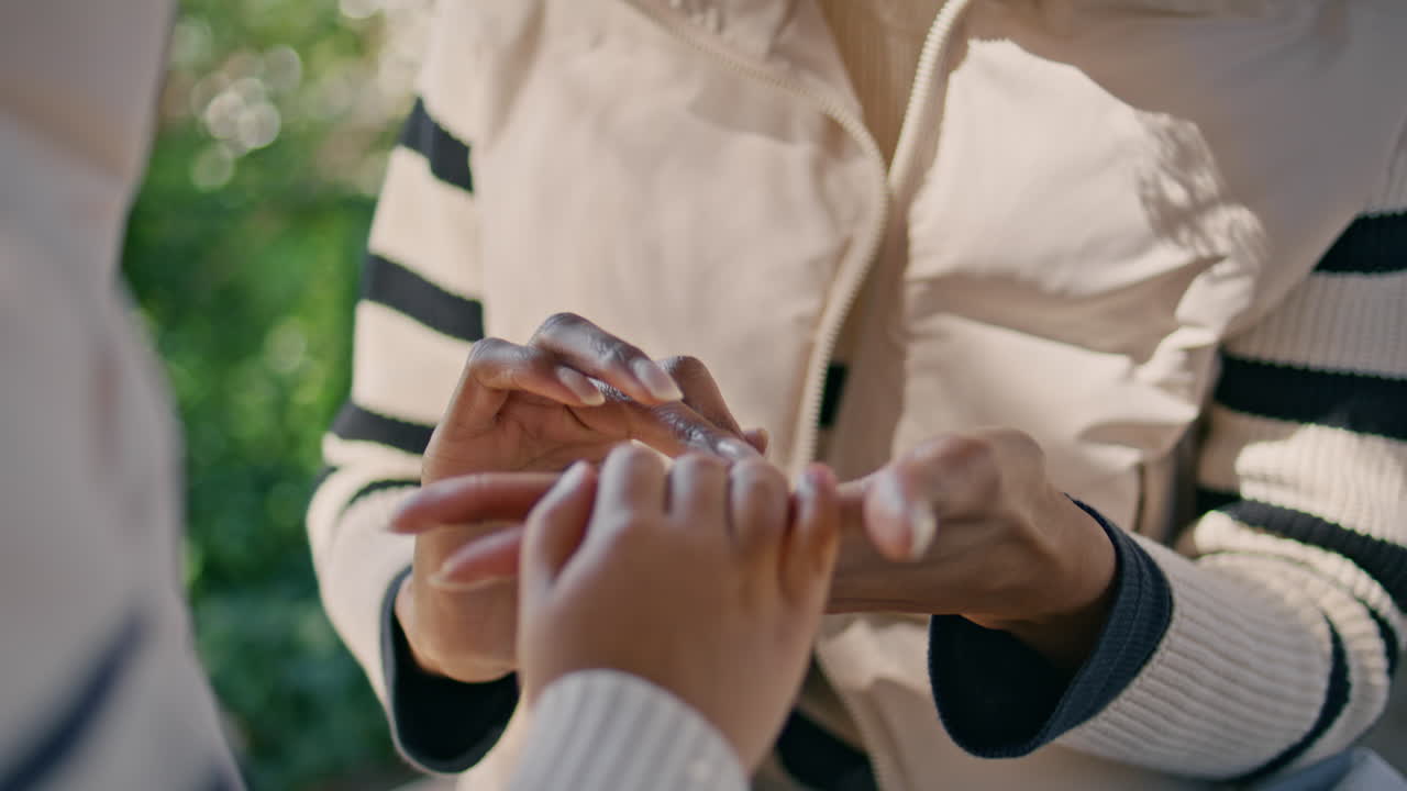 인식 할 수없는 어머니 딸은 야외에서 함께 시간을 보내고 있습니다. 가족 주말