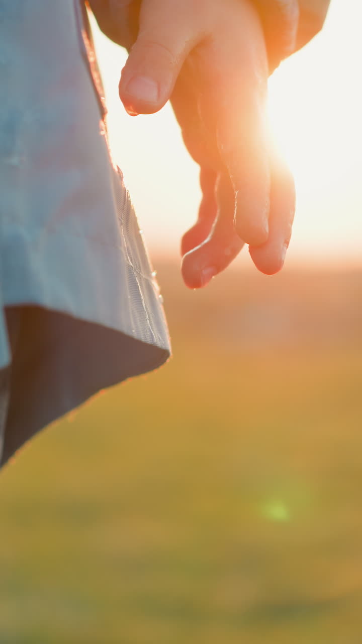 은 레인코트를 입은 아이가 시골에서 가까운 곳에서 비가 오는 공원에서 놀고 나서 작은 소년의 방수 재에서 물이 흘러내립니다. 건강한 어린 시절