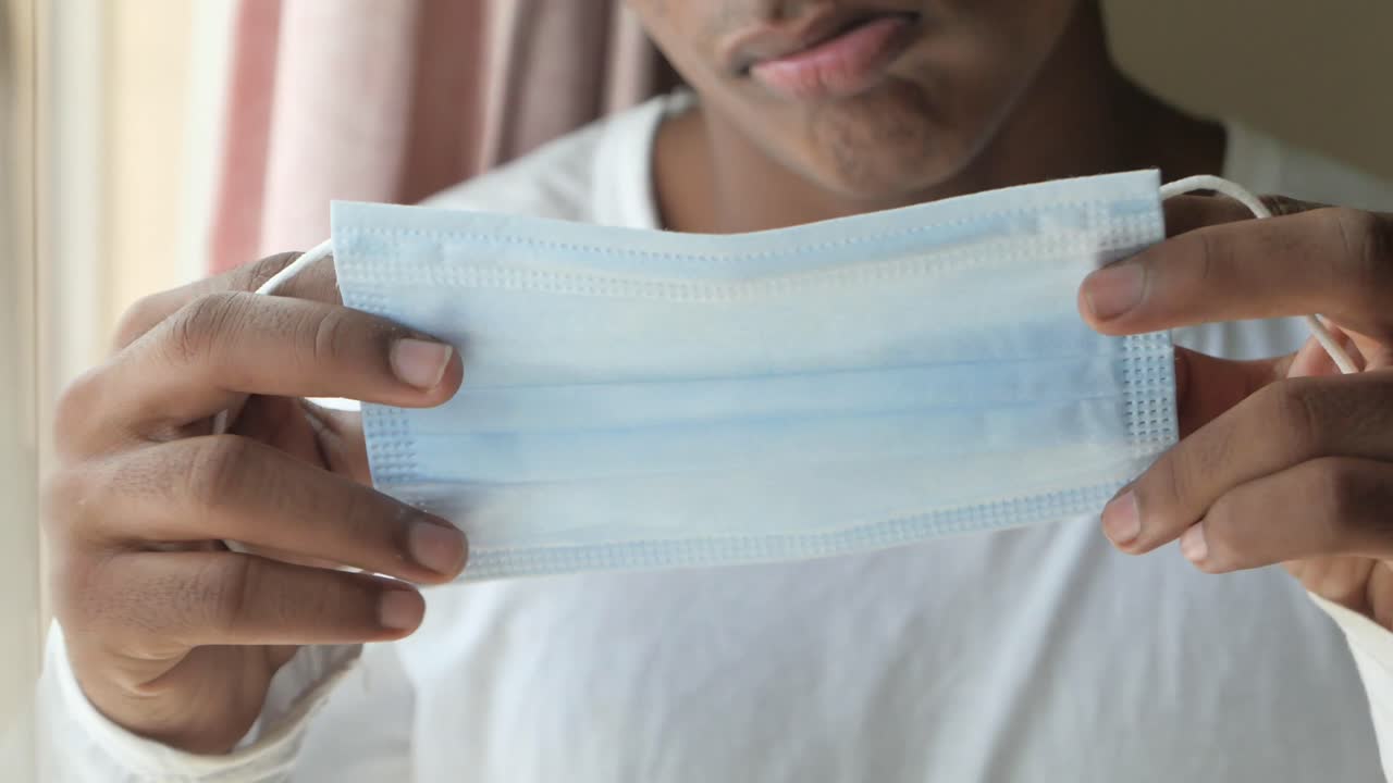 persona con una máscara facial azul