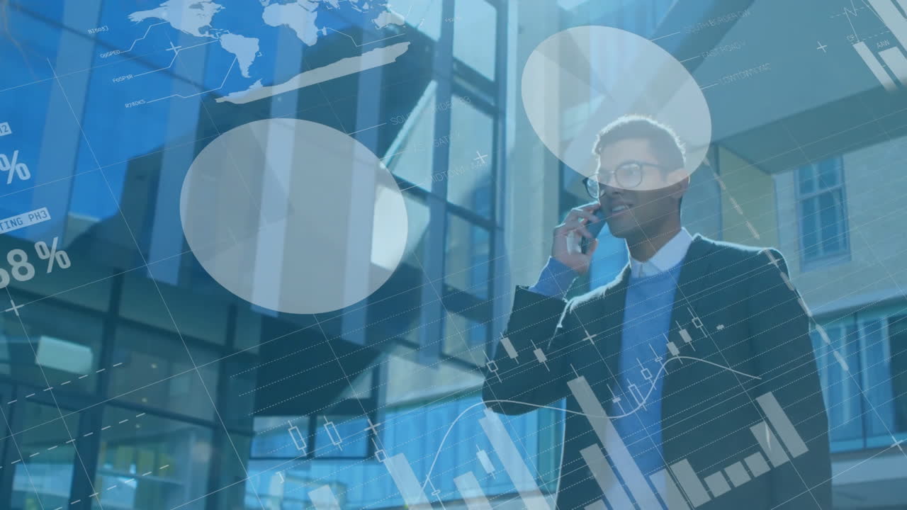 animación del procesamiento de datos financieros sobre un empresario biracial que usa un teléfono inteligente