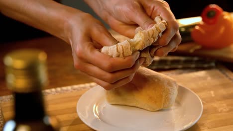 Frau-Reißt-Brot-In-Zwei-Hälften-4k