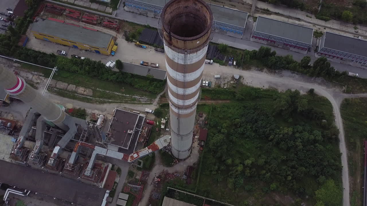 공장 굴뚝의 탑 뷰 드론 샷