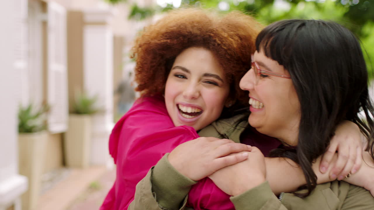 retrato de amigos riendo y jugando abrazándose