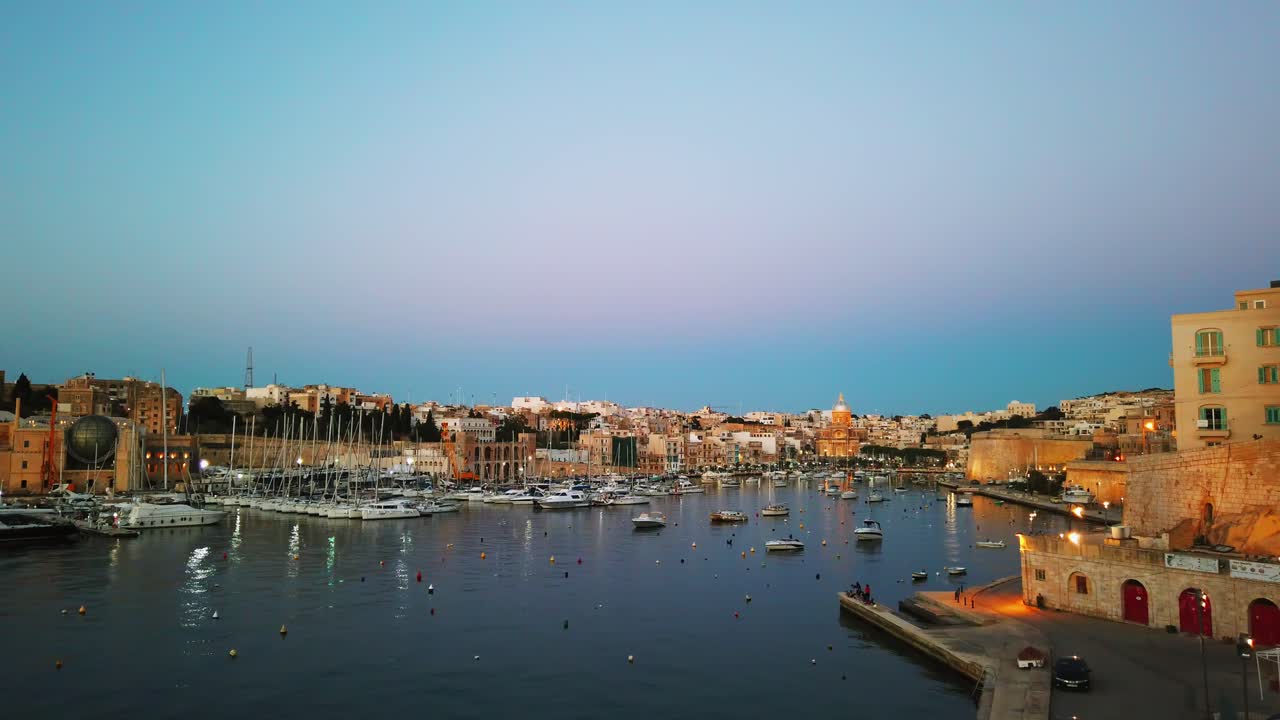 Video da Malta, zona di Kalkara, paesaggio urbano al tramonto