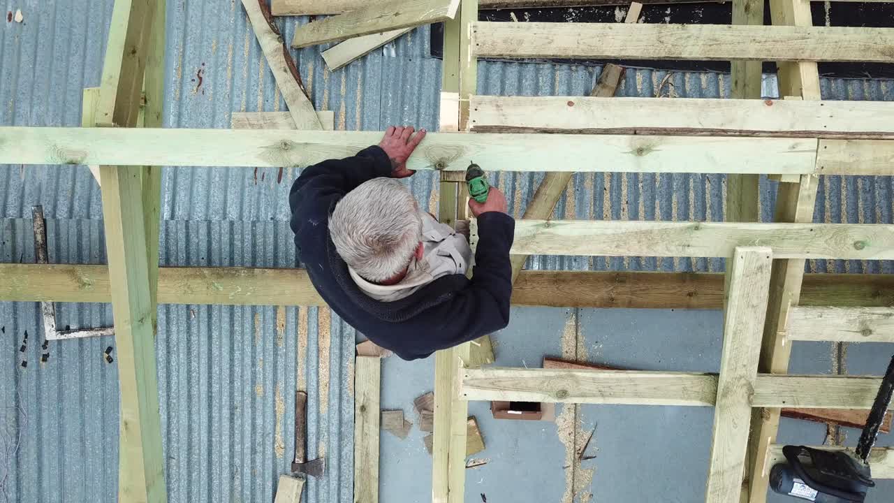 진행 중인 지붕 건설 작업