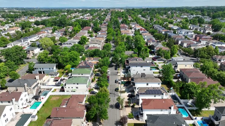 Luftoptagelse i fremadgående flyvning over et amerikansk boligområde i det fornemme Tottenville-område på Staten Island – en smuk solskinsdag i New York City, Staten Island.