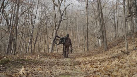 Bogenjäger-In-Tarnkleidung,-Der-Jagdausrüstung-Trägt-Und-Allein-Im-Wald-Spaziert