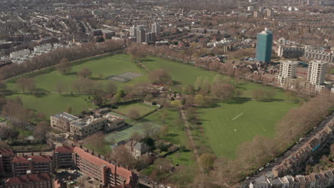 Eng-Kreisende-Luftaufnahme-Des-Hackney-Downs-Park-Im-Osten-Londons