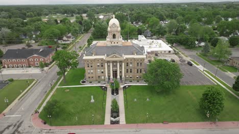 Shiawassee-County-historic-courthouse-in-Corunna,-Michigan-with-drone-video-pulling-back