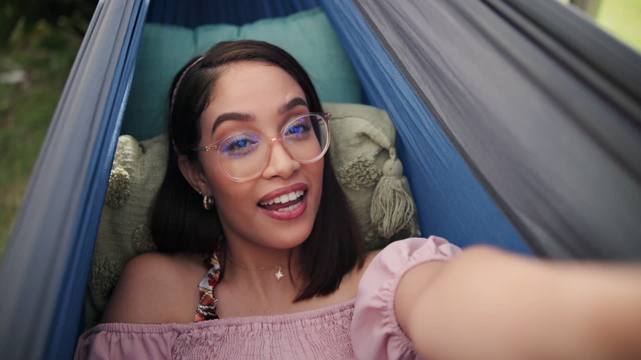 Una mujer relajándose en una hamaca.