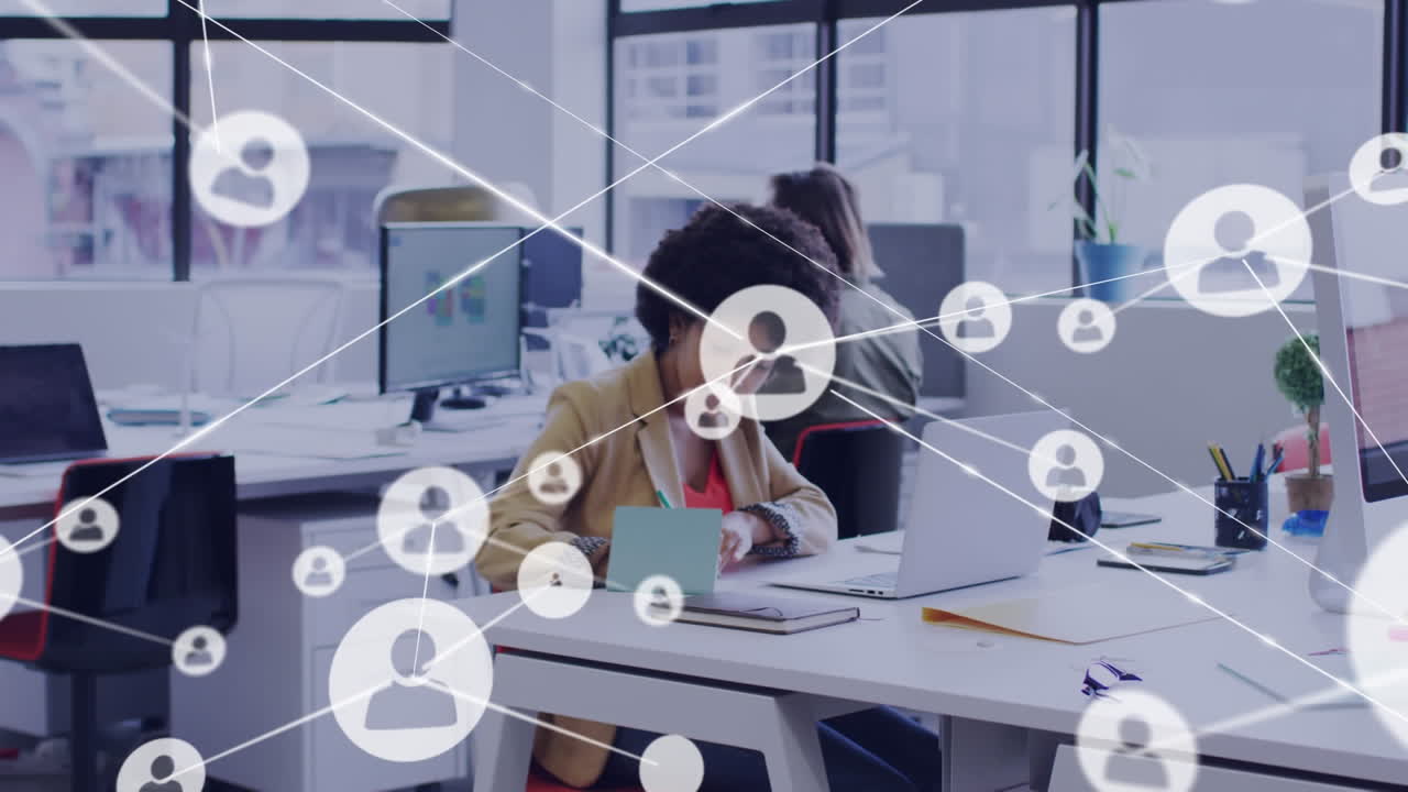 animación de iconos de medios sobre diversas personas de negocios que utilizan computadoras