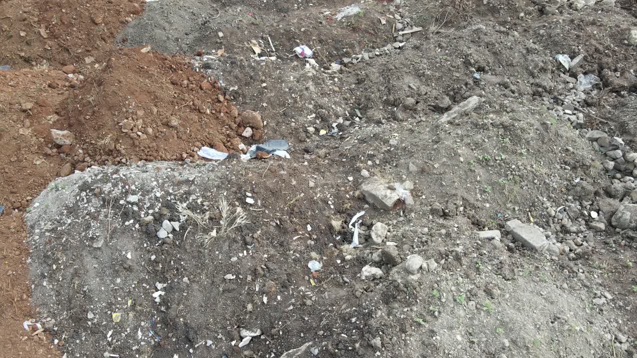 большая куча строительного грунта, смешанного с мусором